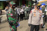 TNI-Polri di NTT bagi APD kepada pengunjung dan pedagang  pasar