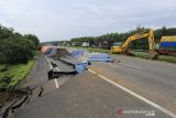 Pekerja menggunakan alat berat melakukan pengerjaan lajur sementara akibat amblesnya jalan di ruas tol Cikopo-Palimanan (Cipali) KM 122, Kabupaten Subang, Jawa Barat, Rabu (10/2/2021). Kementerian Pekerjaan Umum dan Perumahan Rakyat (PUPR) dan Astra Tol Cipali akan melakukan percepatan penanganan amblesnya jalan di ruas tol Cipali KM 122 dengan membuat lajur sementara sepanjang 200 meter dengan waktu pengerjaan selama 10 hari. ANTARA JABAR/Dedhez Anggara/agr