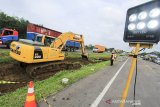 Pekerja menggunakan alat berat melakukan pengerjaan lajur sementara akibat amblesnya jalan di ruas tol Cikopo-Palimanan (Cipali) KM 122, Kabupaten Subang, Jawa Barat, Rabu (10/2/2021). Kementerian Pekerjaan Umum dan Perumahan Rakyat (PUPR) dan Astra Tol Cipali akan melakukan percepatan penanganan amblesnya jalan di ruas tol Cipali KM 122 dengan membuat lajur sementara sepanjang 200 meter dengan waktu pengerjaan selama 10 hari. ANTARA JABAR/Dedhez Anggara/agr