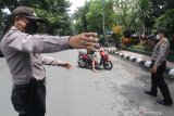 Pengendara sepeda motor terjaring razia penegakan protokol kesehatan COVID-19 di Kota Kediri, Jawa Timur, Senin (8/2/2021). Petugas gabungan Polisi, TNI, dan Satpol PP rutin melakukan razia di sejumlah titik keramaian untuk memperketat penegakan protokol kesehatan guna menyadarkan masyarakat bahwa pandemi COVID-19 belum berakhir. Antara Jatim/Prasetia Fauzani/zk