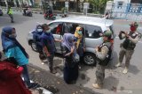 Pengendara mobil terjaring razia penegakan protokol kesehatan COVID-19 di Kota Kediri, Jawa Timur, Senin (8/2/2021). Petugas gabungan Polisi, TNI, dan Satpol PP rutin melakukan razia di sejumlah titik keramaian untuk memperketat penegakan protokol kesehatan guna menyadarkan masyarakat bahwa pandemi COVID-19 belum berakhir. Antara Jatim/Prasetia Fauzani/zkFOTO/Prasetia Fauzani)