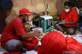 Perajin membuat lampion imlek di Malang, Jawa Timur, Rabu (10/2/2021). Perajin lampion setempat mengaku permintaan pernak-pernik untuk perayaan Tahun Baru Imlek tersebut kini menurun dari 6.000 pcs menjadi 1.500 pcs per bulan atau turun sekitar 75 persen seiring Pemberlakuan Pembatasan Kegiatan Masyarakat di sejumlah daerah. Antara Jatim/Ari Bowo Sucipto/ZK