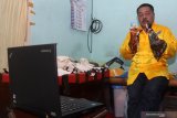 Dalang Sugiyo Waluyo memainkan sejumlah karakter Wayang Potehi secara virtual di rumahnya Perum Graha Kota, Suko, Sidoarjo, Jawa Timur, Senin (8/2/2021). Dalam rangka menyambut Tahun Baru Imlek, Dalang Sugiyo Waluyo melakukan latihan rekaman pertunjukan wayang potehi secara virtual yang diharapkan dapat tetap menghadirkan kemeriahan imlek meski harus dengan konsep yang berbeda. Antara Jatim/Umarul Faruq/zk