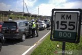 Petugas gabungan memeriksa surat keterangan sehat dari pengendara yang keluar di Gerbang Tol Cileunyi, Kabupaten Bandung, Jawa Barat, Kamis (11/2/2021). Pemeriksaan yang dilakukan kepada pengendara dari luar Kota Bandung tersebut digelar dalam rangka penerapan pembatasan kegiatan masyarakat (PPKM) berskala mikro guna mewujudkan Kabupaten Bandung zona hijau dari COVID-19. ANTARA JABAR/Raisan Al Farisi/agr