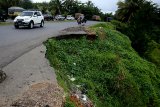 Pengandara melintas di jalan lintas Sumatera tebing Pantai Lais, Bengkulu Utara, Bengkulu, Kamis (11/2/2021).
Tebing tanpa pengamanan dan rambu pemberitahuan yang berada di jalan lintas Sumatera tersebut sudah mulai abrasi dan dapat terjadi longsor saat terjadi hujan lebat yang dapat membahayakan pengendara yang melintas. ANTARA FOTO/David Muharmansyah