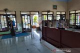 Lokasi pengungsian korban banjir di Pekalongan disemprot disinfektan