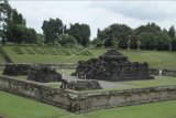 Wisatawan mengunjungi obyek wisata Candi Sambisari di Kalasan, Sleman, DI Yogyakarta, Jumat (12/2/2021). Balai Pelestarian Cagar Budaya DI. Yogyakarta membuka kembali sejumlah destinasi wisata candi yang sempat ditutup akibat pandemi COVID-19 dengan tetap menerapkan protokol kesehatan. ANTARA FOTO/Hendra Nurdiyansyah/nym.