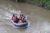 Petugas Badan Penanggulangan Bencana Daerah (BPBD) melakukan susur sungai Brantas saat mitigasi bencana di Kota Kediri, Jawa Timur, Kamis (11/2/2021). Mitigasi bencana tersebut sebagai upaya mencari solusi terjadinya genangan air saat musim penghujan di Kota Kediri karena kurang maksimalnya saluran pembuangan air menuju sungai brantas. Antara Jatim/Prasetia Fauzani/zk.