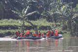 Petugas Badan Penanggulangan Bencana Daerah (BPBD) melakukan susur sungai Brantas saat mitigasi bencana di Kota Kediri, Jawa Timur, Kamis (11/2/2021). Mitigasi bencana tersebut sebagai upaya mencari solusi terjadinya genangan air saat musim penghujan di Kota Kediri karena kurang maksimalnya saluran pembuangan air menuju sungai brantas. Antara Jatim/Prasetia Fauzani/zk.