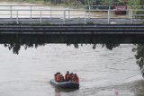 Petugas Badan Penanggulangan Bencana Daerah (BPBD) melakukan susur sungai Brantas saat mitigasi bencana di Kota Kediri, Jawa Timur, Kamis (11/2/2021). Mitigasi bencana tersebut sebagai upaya mencari solusi terjadinya genangan air saat musim penghujan di Kota Kediri karena kurang maksimalnya saluran pembuangan air menuju sungai brantas. Antara Jatim/Prasetia Fauzani/zk.