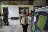 Petugas pelacak (tracer) COVID-19 dari Forum Kemitraan Polisi Masyarakat (FKPM) dan TNI beraktivitas di posko Penerapan Pembatasan Kegiatan Masyarakat (PPKM) Mikro di Kedung Baruk, Surabaya, Jawa Timur, Kamis (11/2/2021). Posko PPKM berbasis mikro yang mengedepankan partisipasi seluruh unsur masyarakat bersama TNI, Polri, Satpol PP dan Satlinmas tersebut sebagai langkah dan upaya untuk menekan penyebaran COVID-19. Antara Jatim/Moch Asim/zk.