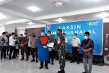 Wali Kota Kediri Abdullah Abu Bakar dan forkopimda menerima suntik vaksin COVID-19 kedua di Balai Kota Kediri, Jawa Timur, Rabu (10/2/2021). Di  Kota Kediri hingga kini yang sudah menerima vaksin adalah 4.380 orang, sehingga sudah 99,1 persen. Antara Jatim/ Asmaul Chusna