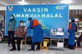 Wali Kota Kediri Abdullah Abu Bakar dan forkopimda menerima suntik vaksin COVID-19 kedua di Balai Kota Kediri, Jawa Timur, Rabu (10/2/2021). Di  Kota Kediri hingga kini yang sudah menerima vaksin adalah 4.380 orang, sehingga sudah 99,1 persen. Antara Jatim/ Asmaul Chusna