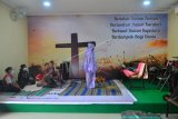 Pengungsi korban banjir melakukan shalat di ruang aula Gereja Kristen Muria Indonesia (GKMI) Tanjung Karang, Kudus, Jawa Tengah, Kamis (11/2/2021). Menurut pengurus gereja setempat, sebagai bentuk toleransi antarumat beragama serta wujud saling membantu kepada sesama, sebanyak 41 warga korban banjir dari berbagai agama dievakuasi ke gereja tersebut sejak 31/1/2021. ANTARA FOTO/Yusuf Nugroho/aww.