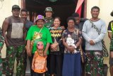 Prajurit TNI kunjungan kasih dan bersihkan gereja Kingmi Kenyam