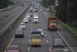 Kendaraan menuju Jakarta melintas di kilometer 125 Jalan Tol Purbaleunyi di Padalarang, Kabupaten Bandung Barat, Jawa Barat, Minggu (12/2/2021). PT Jasa Marga memprediksi puncak arus balik kendaraan menuju Ibu Kota terjadi pada Minggu (14/2) dan diperkirakan sebanyak 154.079 kendaraan akan kembali ke Jakarta. ANTARA JABAR/Raisan Al Farisi/agr