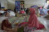 Sejumlah warga mengungsi akibat tanah longsor di Desa Karyamekar, Cilawu, Kabupaten Garut, Jawa Barat, Minggu (14/2/2021). Sebanyak 153 jiwa mengungsi di gedung madrasah agar terhindar dari longsor susulan di kawasan tersebut. ANTARA JABAR/Candra Yanuarsyah/agr