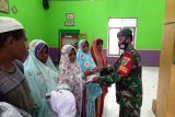 Babinsa Koramil Wamena beri bantuan seragam sekolah di pesantren Al Istiqomah