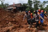 Tim SAR mengevakuasi jenazah korban tanah longsor  di Ngetos, Nganjuk, Jawa Timur, Senin (15/2/2021). Pencarian hari pertama korban tanah longsor, tim SAR berhasil mengevakuasi sedikitnya tujuh jenazah korban. Antara Jatim/Zabur Karuru