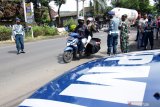 Anggota Polisi Militer Angkatan Laut (Pomal) membagikan masker di depan Pangkalan TNI AL Banyuwangi, Jawa Timur, Senin (15/2/2021). Pembagian masker sebagai upaya pencegahan penyebaran virus  COVID-19 itu merupakan salah satu rangkaian peringatan HUT ke 75 Polisi Militer Angkatan Laut di Banyuwangi. Antara Jatim/Budi Candra Setya/zk.