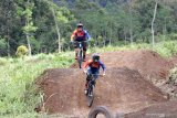 Pegiat olahraga Mountain Bike (MTB) menjajal Trek di Gumarang Bike Park Telunjuk Raung, Songgon, Banyuwangi, Jawa Timur, Minggu (14/2/2021). Pengembangan lintasan balap sepeda sebagai bagian diversifikasi usaha perkebunan Banyu Kidul yang membangun 2 trek RDH, 2 trek Downhill  dan 1 trek Enduro itu, diharapkan dapat menghasilkan atlet-atlet baru cabang olahraga MTB dan Downhill. Antara Jatim/Budi Candra Setya/zk.