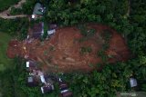 Foto udara kondisi tanah longsor  di Ngetos, Nganjuk, Jawa Timur, Senin (15/2/2021). Akibat tanah lonsor tersebut sedikitnya 21 korban dinyatakan hilang. Antara Jatim/Zabur Karuru