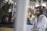 Petugas memberikan arahan kepada calon penumpang kereta api saat mengikuti tes deteksi COVID-19 dengan metode Gajah Mada Electric Nose Covid-19 (GeNose C19) di Stasiun Bandung, Kota Bandung, Jawa Barat, Senin (15/2/2021). Tes GeNose C19 bagi calon penumpang merupakan salah satu syarat perjalanan kereta api jarak jauh sebagai upaya pencegahan penyebaran COVID-19. ANTARA JABAR/M Agung Rajasa/agr