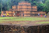 Sejumlah pengunjung berjalan di halaman dalam Candi Tinggi, Kawasan Percandian Muarajambi, Muarojambi, Jambi, Sabtu (13/2/2021). Kawasan percandian terluas di Asia Tenggara itu ramai dikunjungi wisatawan yang memanfaatkan hari libur Imlek 2572/2021. ANTARA FOTO/Wahdi Septiawan/wsj.