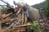 Relawan melakukan pencarian korban longsor di Desa Ngetos, Nganjuk, Jawa Timur, Senin (15/2/2021). Longsor yang terjadi saat hujan deras tersebut mengakibatkan 16 orang hilang, lima orang telah ditemukan dengan dua diantaranya meninggal dunia. ANTARA FOTO/Prasetia Fauzani/nym.