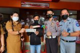 Samsat Manado bagikan coklat-bunga kepada wajib pajak