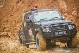 Relawan dari Murakata Jeep Club (MJC) Kalsel menggunakan mobil 4x4 mengantarkan bantuan untuk di salurkan ke pedalaman Pegunungan Meratus di Desa Datar Ajab, Kabupaten Hulu Sungai Tengah, Kalimantan Selatan, Selasa (16/2/2021). Sebanyak 20 unit mobil 4x4 di turunkan oleh Komunitas Offroad MJC Kalsel membantu menyalurkan bantuan untuk korban banjir bandang ke daerah yang terisolir di pedalaman Pegunungan Meratus. Foto Antaranews Kalsel/Bayu Pratama S.