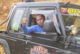 Yazid Noor Fahmi dari Murakata Jeep Club (MJC) Kalsel menggunakan mobil 4x4 mengantarkan bantuan untuk di salurkan ke pedalaman Pegunungan Meratus di Desa Datar Ajab, Kabupaten Hulu Sungai Tengah, Kalimantan Selatan, Selasa (16/2/2021). Sebanyak 20 unit mobil 4x4 di turunkan oleh Komunitas Offroad MJC Kalsel membantu menyalurkan bantuan untuk korban banjir bandang ke daerah yang terisolir di pedalaman Pegunungan Meratus. Foto Antaranews Kalsel/Bayu Pratama S.