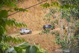 Relawan dari Murakata Jeep Club (MJC) Kalsel menggunakan mobil 4x4 mengantarkan bantuan untuk di salurkan ke pedalaman Pegunungan Meratus di Desa Datar Ajab, Kabupaten Hulu Sungai Tengah, Kalimantan Selatan, Selasa (16/2/2021). Sebanyak 20 unit mobil 4x4 di turunkan oleh Komunitas Offroad MJC Kalsel membantu menyalurkan bantuan untuk korban banjir bandang ke daerah yang terisolir di pedalaman Pegunungan Meratus. Foto Antaranews Kalsel/Bayu Pratama S.