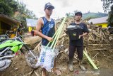 Warga memperlihatkan bantuan alat pembersih dari Global Rescue Network (GRN) yang di salurkan melalui Federasi Arung Jeram Indonesia (FAJI) Kalsel di Desa Datar Ajab, Kabupaten Hulu Sungai Tengah, Kalimantan Selatan, Selasa (16/2/2021). Global Rescue Network melalui Satgas banjir FAJI Kalsel menyerahkan puluhan alat pembersih untuk korban banjir bandang di pedalaman Pegunungan Meratus. Foto Antaranews Kalsel/Bayu Pratama S.