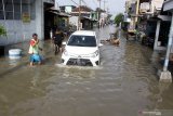 Mobil melintasi banjir yang merendam kawasan Sidokare, Sidoarjo, Jawa Timur, Selasa (16/2/2021). Sejumlah wilayah di Kabupaten Sidoarjo, Jawa Timur terendam banjir dengan ketinggian yang bervariasi menyusul tingginya intensitas hujan yang terjadi di wilayah setempat sejak Senin (15/2). ANTARA FOTO/Umarul FaruqANTARA FOTO/Umarul Faruq (ANTARA FOTO/Umarul Faruq)