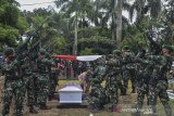 Prajurit Batalyon Infanteri 406/Candra Kusuma menggelar upacara pemakaman secara militer bagi Anggota Yonif 400/BR Pratu Anumerta Ginanjar Arianda di Taman Makam Pahlawan (TMP) Kusuma Bangsa, Kota Banjar, Jawa Barat, Rabu (17/2/2021). Pratu Anumerta Ginanjar Arianda mendapatkan kenaikan pangkat kehormatan satu tingkat setelah gugur dalam kontak tembak dengan Kelompok Kriminal Bersenjata (KKB), di Pos Peninjauan Kampung Mamba, Distrik Sugapa, Intan Jaya, Papua, Senin (15/2) pagi. ANTARA FOTO/Adeng Bustomi/agr