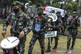 Prajurit Batalyon Infanteri 406/Candra Kusuma menggelar upacara pemakaman secara militer bagi Anggota Yonif 400/BR Pratu Anumerta Ginanjar Arianda di Taman Makam Pahlawan (TMP) Kusuma Bangsa, Kota Banjar, Jawa Barat, Rabu (17/2/2021). Pratu Anumerta Ginanjar Arianda mendapatkan kenaikan pangkat kehormatan satu tingkat setelah gugur dalam kontak tembak dengan Kelompok Kriminal Bersenjata (KKB), di Pos Peninjauan Kampung Mamba, Distrik Sugapa, Intan Jaya, Papua, Senin (15/2) pagi. ANTARA FOTO/Adeng Bustomi/agr