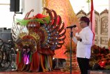 Bupati Banyuwangi Abdullah Azwar Anas menyampaikan pidato pada acara pembukaan Banyuwangi  Festival  2021 di Pendopo Banyuwangi,  Jawa Timur, Selasa (17/2/2021). Sebanyak 102 agenda Festival bertema 