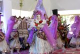 Penari kuntulan beraksi pada acara pembukaan Banyuwangi  Festival  2021 di Pendopo Banyuwangi,  Jawa Timur, Selasa (17/2/2021). Sebanyak 102 agenda Festival bertema 