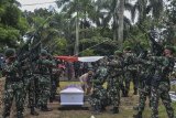 Prajurit Batalyon Infanteri 406/Candra Kusuma menggelar upacara pemakaman secara militer bagi Anggota Yonif 400/BR Pratu Anumerta Ginanjar Arianda di Taman Makam Pahlawan (TMP) Kusuma Bangsa, Kota Banjar, Jawa Barat, Rabu (17/2/2021). Pratu Anumerta Ginanjar Arianda mendapatkan kenaikan pangkat kehormatan satu tingkat setelah gugur dalam kontak tembak dengan Kelompok Kriminal Bersenjata (KKB), di Pos Peninjauan Kampung Mamba, Distrik Sugapa, Intan Jaya, Papua, Senin (15/2) pagi. ANTARA FOTO/Adeng Bustomi/nym.