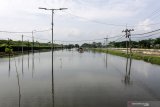 Truk terjebak banjir di jalan raya Porong, Sidoarjo, Jawa Timur, Rabu (17/2/2021). Curah hujan yang tinggi selama beberapa hari terakhir mengakibatkan banjir yang merendam jalan raya Porong sehingga mengganggu kelancaran transportasi umum. Antara Jatim/Umarul Faruq/zk