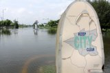 Kondisi jalan raya yang terendam banjir di Porong, Sidoarjo, Jawa Timur, Rabu (17/2/2021). Curah hujan yang tinggi selama beberapa hari terakhir mengakibatkan banjir yang merendam jalan raya Porong sehingga mengganggu kelancaran transportasi umum. Antara Jatim/Umarul Faruq/zk