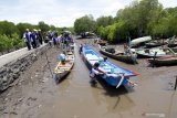 Nelayan bersiap mencoba kapal bantuan di Pantai Bedul, Banyuwangi, Jawa Timur, Kamis (18/2/2021). Kapal viber bantuan untuk Kelompok Usaha Bersama (KUB) Baruna Jaya dari pihak swasta DGM Indonesia itu diharapkan mampu membantu meningkatkan kesejahteraan nelayan. Antara Jatim/Budi Candra Setya/zk.