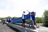 Nelayan mengangkat kapal bantuan di Pantai Bedul, Banyuwangi, Jawa Timur, Kamis (18/2/2021). Kapal viber bantuan untuk Kelompok Usaha Bersama (KUB) Baruna Jaya dari pihak swasta DGM Indonesia itu diharapkan mampu membantu meningkatkan kesejahteraan nelayan. Antara Jatim/Budi Candra Setya/zk.