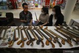 Pengunjung berbincang dengan kolektor keris di salah satu stan saat pembukaan pameran bertajuk 