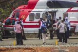 Presiden Joko Widodo menggunakan Helikopter Super Puma TNI AU tiba di Desa Pipitak Jaya untuk meresmikan Bendungan Tapin di Kecamatan Piani, Kabupaten Tapin, Kalimantan Selatan, Kamis (18/2/2021). Kunjungan kerja tersebut dalam rangka meresmikan salah satu proyek strategis nasional yaitu Bendungan Tapin di Provinsi Kalimantan Selatan. Foto Antaranews Kalsel/Bayu Pratama S.