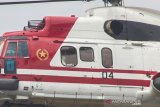 Presiden Joko Widodo (kanan) bersama Menteri PUPR Basuki Hadimuljono (kiri) menaiki Helikopter Super Puma TNI AU untuk meresmikan Bendungan Tapin di Desa Pipitak Jaya, Kabupaten Tapin, Kalimantan Selatan, Kamis (18/2/2021). Kunjungan kerja tersebut dalam rangka meresmikan salah satu proyek strategis nasional yaitu Bendungan Tapin di Provinsi Kalimantan Selatan. Foto Antaranews Kalsel/Bayu Pratama S.