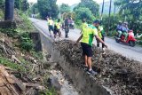 Personel Bintaldam XVII/Cenderawasih bersihkan sampah di akses jalan
