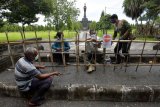 Petugas memperbaiki pagar larangan memasuki area ruang publik yang dirusak warga di Lapangan Puputan Margarana Renon, Denpasar, Bali, Kamis (18/2/2021). Pagar tersebut untuk mencegah terjadinya kerumunan di area ruang publik pada masa Pemberlakuan Pembatasan Kegiatan Masyarakat (PPKM) skala mikro menyusul kasus COVID-19 di Bali masih fluktuatif. ANTARA FOTO/Nyoman Hendra Wibowo/nym.