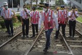 Menteri Perhubungan Budi Karya Sumadi (tengah) berjalan usai meninjau rel kereta api saat melakukan kunjungan kerja di Stasiun Bandung, Jawa Barat, Jumat (19/2/2021). Dalam kunjungan kerja tersebut, Menteri Perhubungan berkesempatan untuk meninjau pelayanan GeNose C19 dan memberikan pengarahan pada pelaksanaan program padat karya di PT KAI Daop 2 Bandung. ANTARA JABAR/Raisan Al Farisi/agr